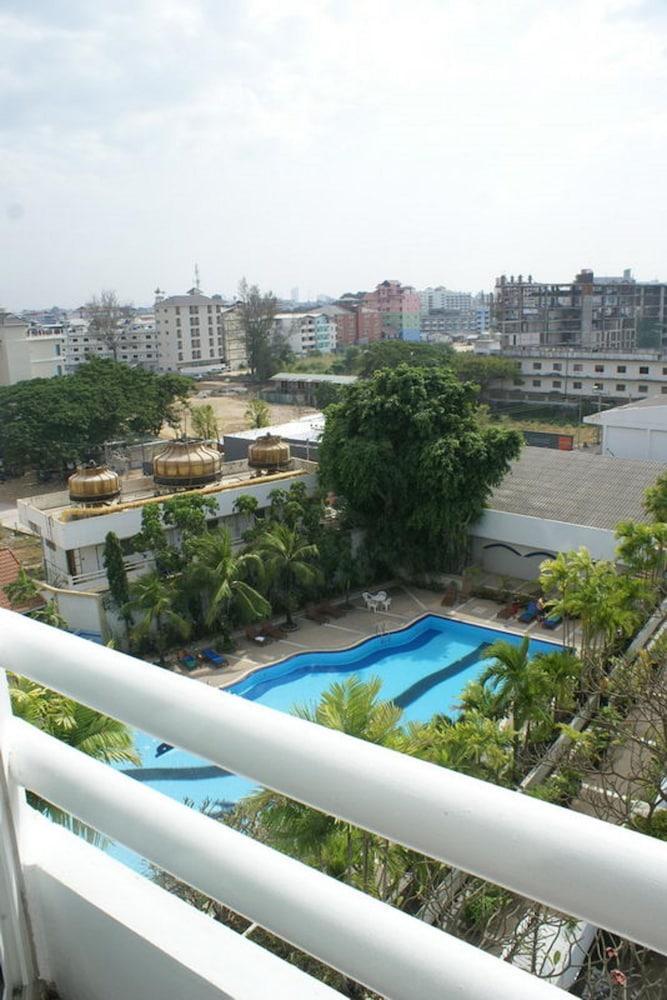 Royal Twins Palace Hotel Pattaya Extérieur photo
